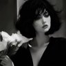 1O4lI's profile picture. عظيمه وكنـي قصرٍ تعلى نايفات السور رقيقه وكنّي ورده تِفتحت وسط بستانه ❥