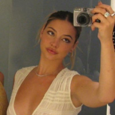 daisiesdrew's profile picture. all i need to survive is music & books.