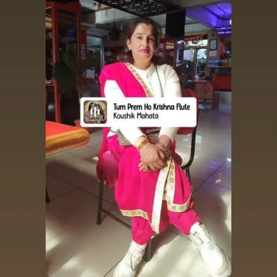 Teacher
मेरा प्रेम तुम्हारे घर के बाहर कुमकुम से बने स्वस्तिक सा है..
जो तुम्हारी दहलीज़ पर बैठ कर तुम्हारी मंगलकामनाओं में लीन है...!!
-married
