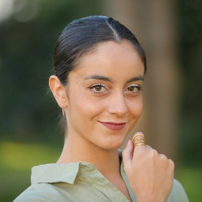 Psicóloga | Humanistic Psychologist
Terapia online · Online therapy 🇪🇸🇬🇧
Éter: el espacio donde lo invisible se transforma.
Reserva aquí ⬇️