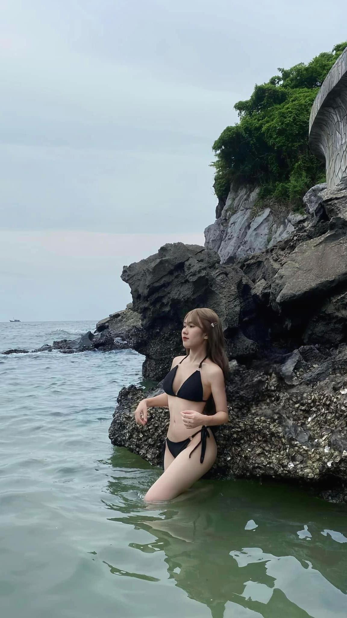 I'm very lonely, could you please chat with me?