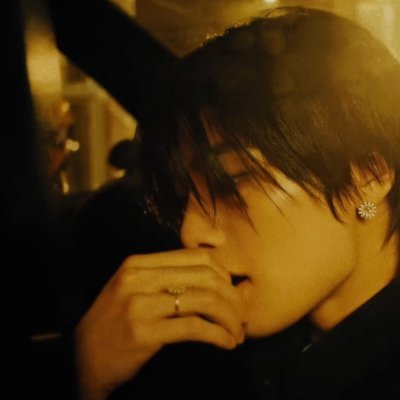 Im I.N and im 5'0 and I work as a k-pop idol and Im gay