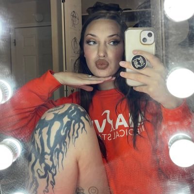 vegetable lover, fake movie buff, nu metal enthusiast, & supporter of human rights 🇵🇸 she/her