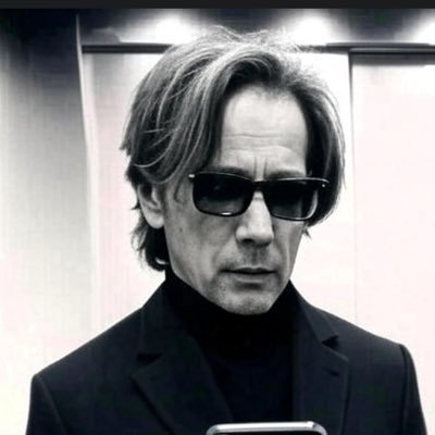 “ Scivolava via sottraendosi per poi riapparire all’improvviso. NESSUNO poteva dire di averlo mai visto poiché tanto era opaca la luce in cui si muoveva”