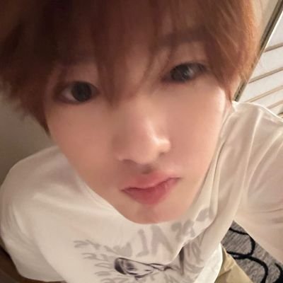 Brilovsminho's profile picture. Minho y yo comiendo uvas mientras escuchamos a louis :3