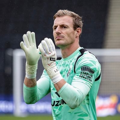 32yr old Goalkeeper. @theonegloveco Instagram c_mac93 Views are my own.