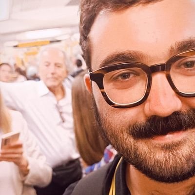 Profesor de Historia en la pública. «Un fantasma recorre Europa, el mundo. Nosotros le llamamos camarada». Prefiero caminar con una duda que con un mal axioma.