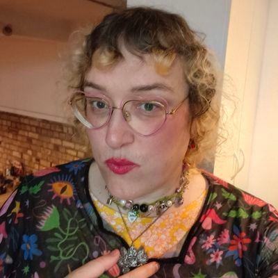 Mentally ill angelic lover-girl lesbian milf poet in her late 30s, MDNI 18+,
Sapphic posting + mature topics,
Providing vocal affirmations for good girls n boys
