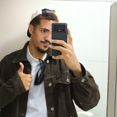 eu usava botas brancas, sainhas curtas, cabelo bem louro…