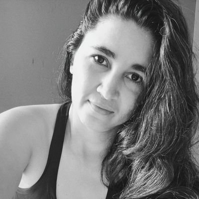 A luz que me guia é bem mais forte do que os olhos que me cercam.