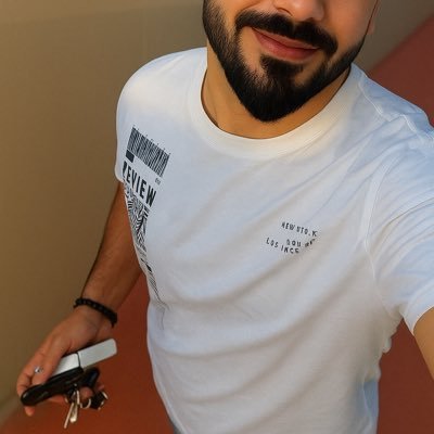 رجل في الثلاثين أمشي على وتيرة الهدوء، أجد نفسي بين فنجان قهوة وموج البحر، شاعر الهوى وعقربي الهوية 🦂