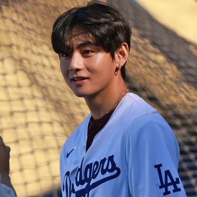 StrawverryTAE30's profile picture. You’ve shown me I have reasons
I should love myself 
Our Flight will be forever💜