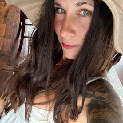 Fitness 💪🏼 Smartass 🤪Coffee ☕ MAGA 🇺🇸 Blackhawks 🏒 Notre Dame ☘️Mom of 3 👶🏻 Mental health matters. You matter ❤️$AmyWys
