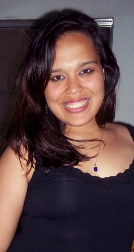 Karla Costa, 18 anos, virginiana, santista, insegura, complicada, orgulhosa, sonhos, lembranças, família.