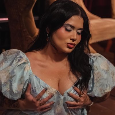 Non-binary goddess🌙 (Ella/Elle)
Altanera, preciosa y orgullosa 💅🏼