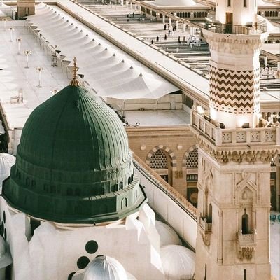 عليكَ صلاةُ الله ما شعَّ شارقٌ
وسبَّح مخلوقٌ وما خرَّ ساجد
ﷺ.