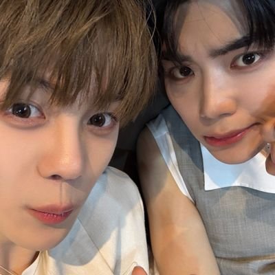 snowyelsaa's profile picture. 00's. fangirl acc. homophobic dni!