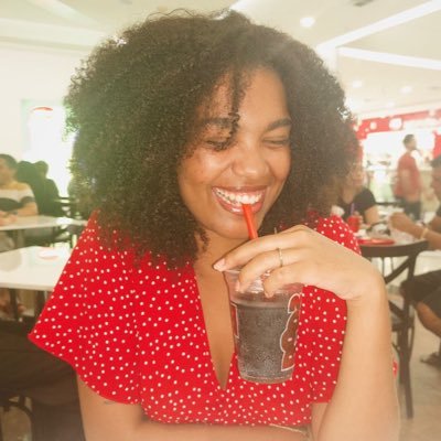 Doutora em ciências ocultas, filosofia dramática, pediatria charlatânica, biologia dogmática e astrologia eletrônica.