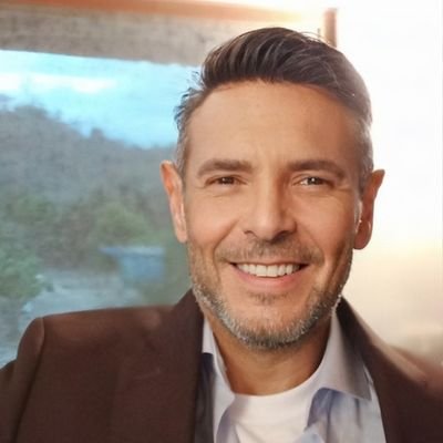 Lic en Ciencias Políticas, agricultor de corazón, animalista, nada de extremos ni en la izquierda mucho menos en la derecha, detesto la persecución y mentira.