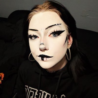 Vampspams's profile picture. #1 defender - I’ll make you my baby bat 🦇 - 21 - Photographer & Player of Every Bad Game Ever