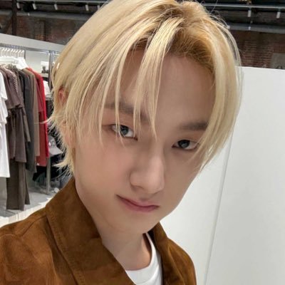 seeunextdoor94's profile picture. 