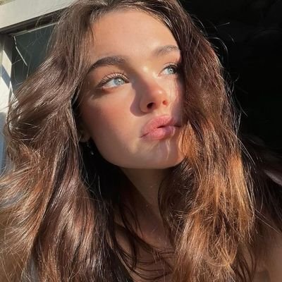 fangirleo como forma de vida/ ¿Ali Hazelwood? mi patrona, Reylo mi religión
Wattpad:ItsClaux_23