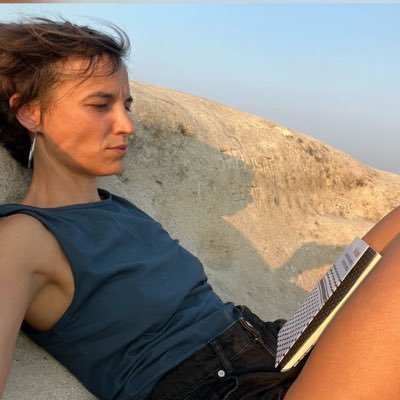 Escriptora. Filòloga. Treballadora social. «No penso res en general de res, excepte de la injustícia social». M. Duras.