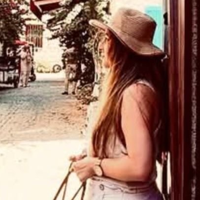 Ebru.. E.. E..
Okul Öncesi Öğretm.
Ebru Ela Arslan
kitapkurdu, köpek-kedi delisi, gezen tozan, evli,mutlu,çocuklu bir anneyim.