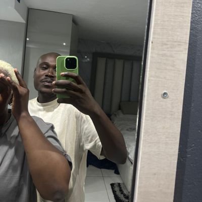 KholwaniLN's profile picture. This is a new girl stan account