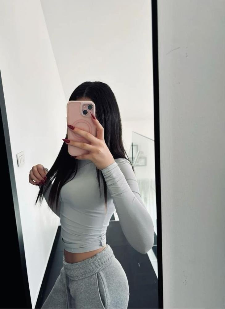 This is simply a spam page... Kindly check out my real account @SweetyLatinaa