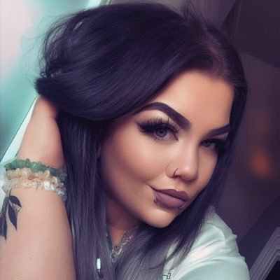 🖤 Millennialcore | MySpace Kid 💚 Manifesting Mayhem since ’88 💜 Crystals • Coffee • Chaos • Content ✨ Wrestling fan | Makeup mayhem