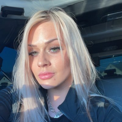 SarahBnxn's profile picture. Fluent in ideas, fueled by coffee, powered by deadlines #happy_girl