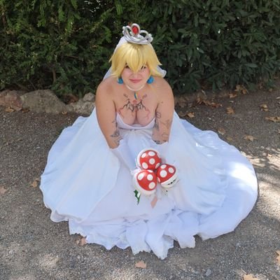 any pronoun- Smol artist and artisan, seamstres, cosplayer, tattoo aprentice, vet tech, mermaiding, disabled, @_putaputaputa