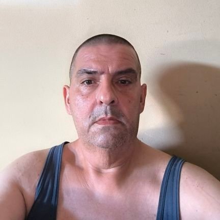 Običan čovek nikad nikog nisam izdao uvek pravičan solidarna.Izdaja je naj opasnija stvar laž isto loša osobina.