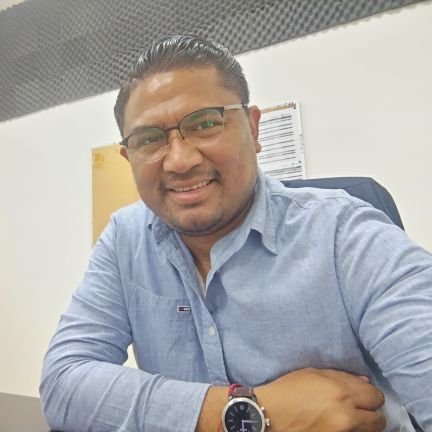 Abogado, Master en Administración, Doctor en Derecho, Catedrático Universitario, DG de Grupo Ac Consultores Legales, Presidente Hasta el Último Choco AC.