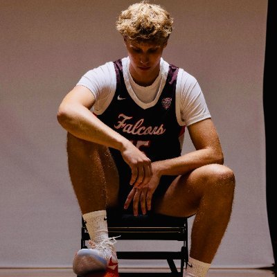 PF/SF 6’9 and 222 lbs. BGSU Men’s Basketball #15 https://t.co/EDULg4SqMw