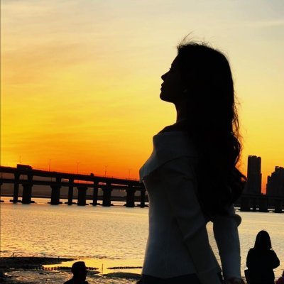 哲学書を読むのが好きで、小説がもたらす共鳴も楽しんでいます。英語は流暢ですが、日本語はあまり得意ではありません。