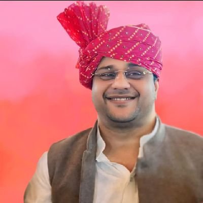 कबिरा खड़ा बाजार में लिए लुकाठी हाथ
जो घर फूंके आपनौ चले हमारे साथ