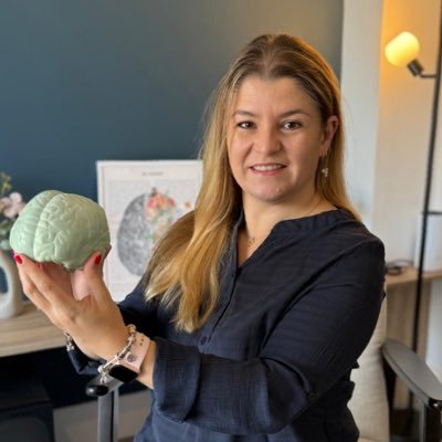 Chartered Psychologist (PSI). PhD in Psychology. Post-doctor in Neuropsychology