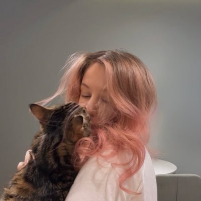 akylova's profile picture. у меня ее лицо, ее имя. свитер такой же синий. никто не заметил подмены.