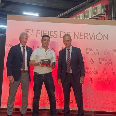 Sevillano por la gracia de Dios, trinitario y sevillista, de las mayores ilusiones de mi vida es llegar a ser algún día el socio n°1 del Sevilla Fútbol Club.