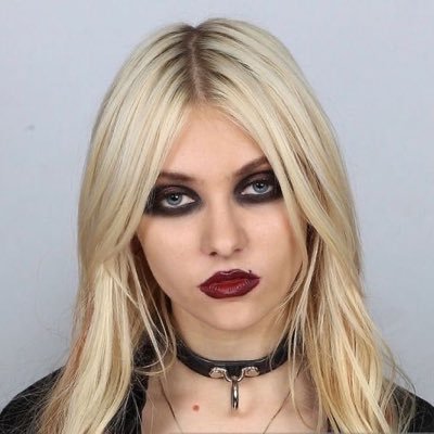 jhenicullen_'s profile picture. No measure of time with you, will be long enough, but we’ll start with forever 🩵 bookstan • estudante de letras • mimada • daylimns Ψ • corvinal 📘•