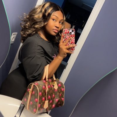 Woman of God. 🤍 Boy mom. 🏈 ⚽️ ⚾️ 💙 Girl mom. 🎀🩷 Licensed Aesthetician. 🫧 Lash Brand Ambassador x3. ✨