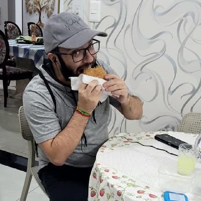 apaixonado por comunicação, idiomas, e arte! brasileiro de compaixão! traduzo a vida com divas pop e memes.