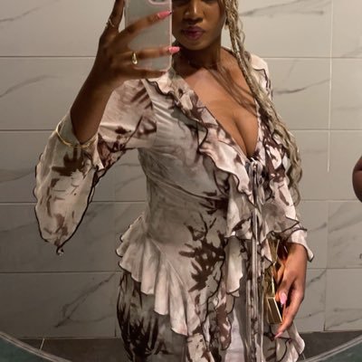 viirtuous_'s profile picture. 6/6 Medical Student💕🩺