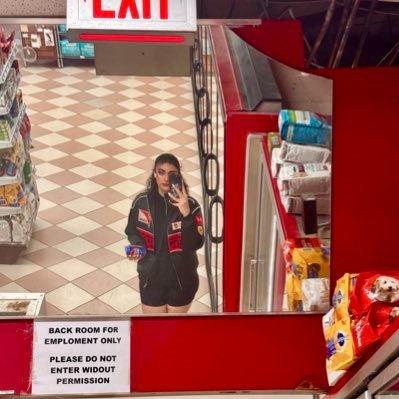 TheMahsaRajabi's profile picture. I’m not your toxic Habibati قند و عسل. این شخص از آنچه شما میبینید و فکر میکنید کصونه واویلا تر است.