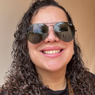 Eu sou a típica geminiana, apesar de não levar a sério astrologia. Gosto de música (não vivo sem!!)