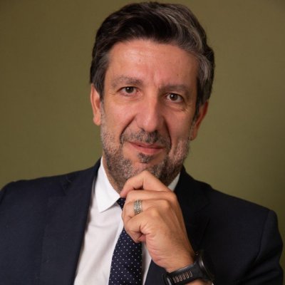 Um cara de fé, que acredita em sonhos. Professor da Faculdade de Direito da USP e da Universidade Presbiteriana Mackenzie. Maratonista