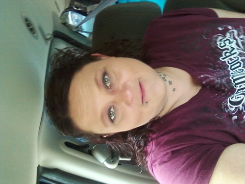 I am an average freaky white women who loves men so all guys an gurls follow me
