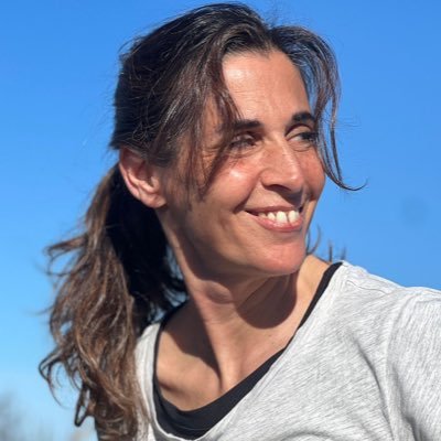 arqui diseñando muebles de profesion, pinto de a ratos por diversión y corro para escaparme un poco de todo